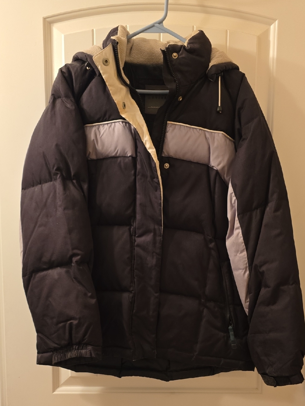 Women's Insulated Puffer Jacket in Navy and Light Gray